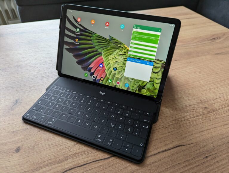 Das Bild zeigt ein Pixel-Tablet mit Sleeve und einer separaten Tastatur in einer Notebook-Anordnung.